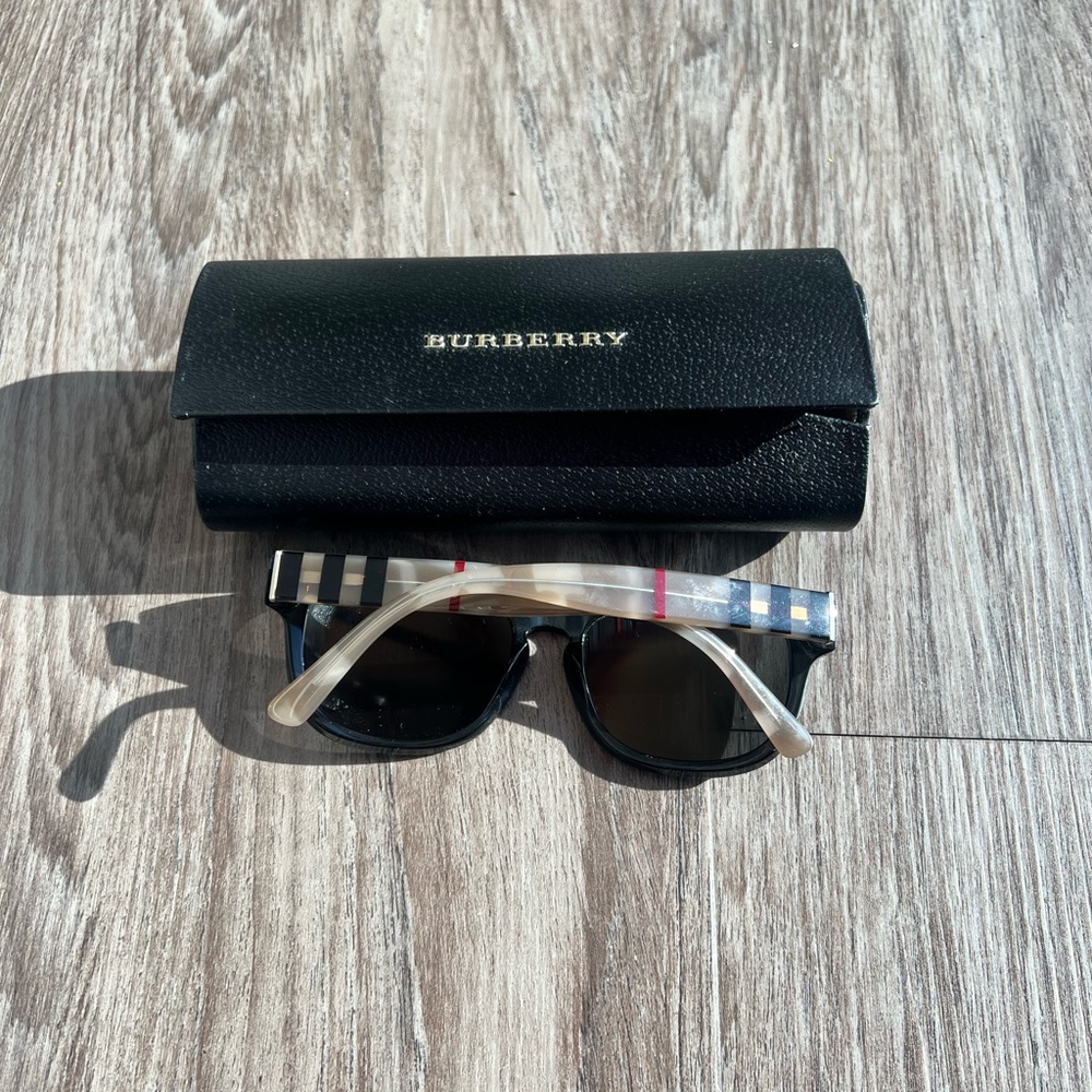 Burbarry Sunglasses - Picture 6 of 6